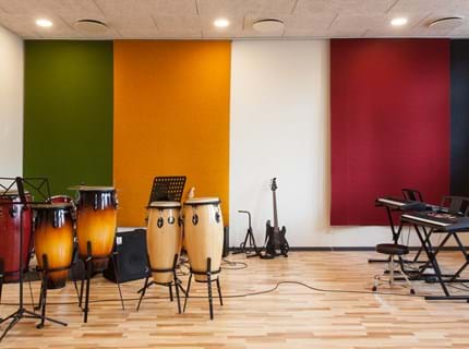 fraster, filt, felt cover, rumafskærmning, roomdivider, akustik, uld filt, inspiration, design, indretning, afskærmning, filtgardin, anne trolles skole